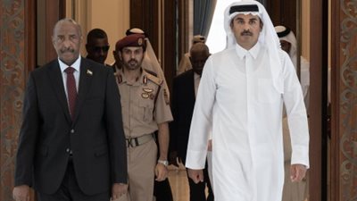 أمير قطر يبحث هاتفيا مع البرهان سبل تعزيز العلاقات الثنائية بين البلدين