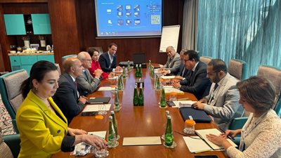 وزير الصحة يبحث مع أسترازينيكا التعاون في تطوير التطعيمات 