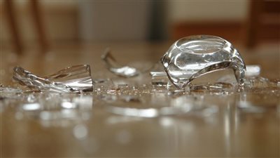 تفسير صادم لـ رؤية الزجاج المكسور في المنام 