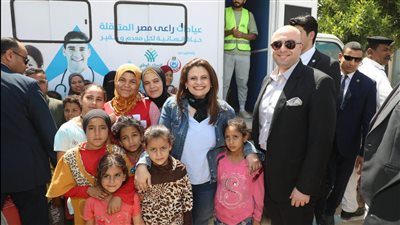 محافظ بني سويف ووزيرة الهجرة يتفقدان قافلة طبية بشرق النيل 