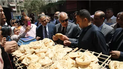 محافظ الجيزة يحذر: غير مسموح بالتلاعب في وزن وسعر الرغيف (صور) 