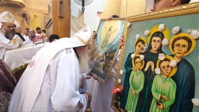 الأنبا يواقيم يرأس صلوات قداس عيد استشهاد الأم دولاجى وأولادها الأربعة بكنيستها بالأقصر (صور)