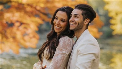 النجم المصري العالمي مينا مسعود يعلن خطوبته على الممثلة الهندية إميلي شاه (صور)