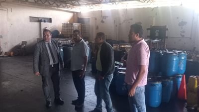ضبط مخزن لتجميع الزيوت المستخدمة بدون ترخيص فى الإسكندرية 