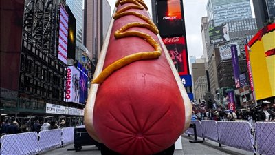 نموذج لشطيرة نقانق ضخمة يحير المارة في ميدان تايمز سكوير