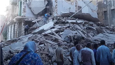 بث مباشر لمحيط عقار العطارين المنهار في الإسكندرية