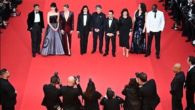 ببدلة رجالي، نادين لبكي تبهر الحضور في مهرجان كان بإطلالة مميزة (فيديو)