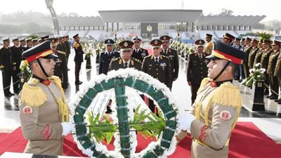 السيسى ينيب وزير الدفاع لوضع إكليل الزهور على النصب التذكاري لشهداء القوات المسلحة