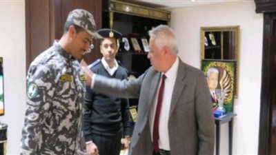 مدير أمن القليوبية  يُكرم مُجندا أنقذ مواطنا حاول الانتحار