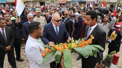 محافظ قنا يفتتح النصب التذكارى ويكرم أسر الشهداء بقوص | صور