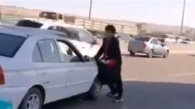 نشطاء ينتقدون تنمر سائقين على صيني بالدائري بسبب كورونا | فيديو