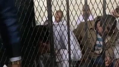 انهيار المتهمين في البكاء فور الحكم عليهم في حادث قطار محطة مصر | فيديو