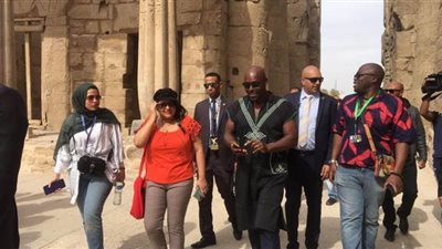 جولة سياحية للنجم العالمي جيمي جون بمعبد الأقصر | صور