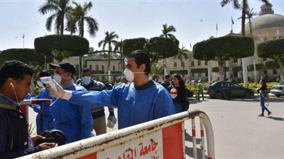 كواشف طبية للكشف عن فيروس كورونا على بوابات جامعة القاهرة