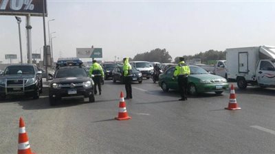 تكثيف انتشار الخدمات المرورية وسيارات الإغاثة على الطرق بسبب الأتربة | صور