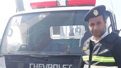 ضابط بمرور الجيزة يساعد مسنا في الحصول على وقود لسيارته