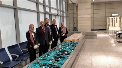 ضبط راكب من بنجلادش حاول تهريب مستحضرات تجميل بمطار القاهرة| صور