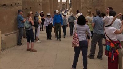 سائحون من داخل المعابد: مستمتعون بإقامتنا في الأقصر | فيديو