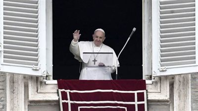 بابا الفاتيكان يطلب من الكهنة مقابلة مرضى 