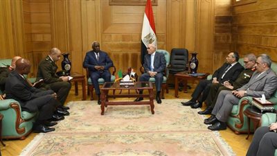 العصار يبحث مع رئيس أركان القوات المسلحة الكاميرونية التعاون في مجال التصنيع العسكري