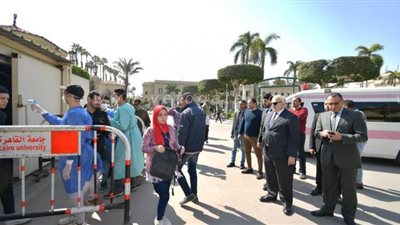 رئيس جامعة القاهرة يتفقد استخدام الكواشف الطبية للتأكد من خلو الطلاب والعاملين من كورونا