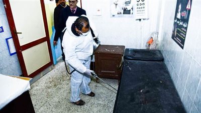 كمامات وتعقيم.. إجراءات احترازية بالمستشفيات والأماكن الحكومية بمطروح | صور