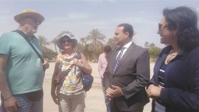 نائب وزير السياحة والآثار تلتقط صوراً تذكارية مع السياح في معابد الكرنك