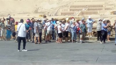 ٣٠ صورة ترصد توافد آلاف السياح على زيارة المناطق الأثرية بالأقصر