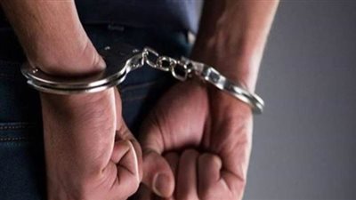 حجز عاطل هاجم مهندسا وابنه بمطواة أثناء سرقة فيلتهم بالتجمع الخامس