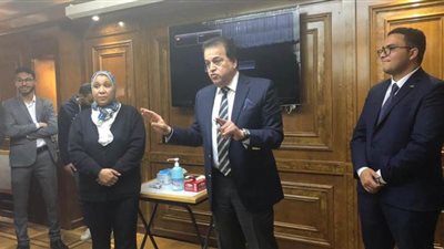 «عبد الغفار» يشرح لرؤساء اتحاد الطلاب كيفية تنظيف الأيدي بالطرق السليمة