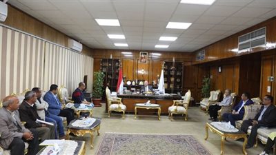 محافظ قنا يناقش آليات تعظيم الاستفادة من مصانع تدوير المخلفات | صور