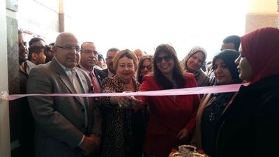 نائب رئيس جامعة بنها يفتتح معرض الملابس الخيرى للطلاب