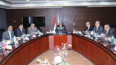 وزير النقل يدفع بقطارات إضافية بالمترو لتخفيف الزحام