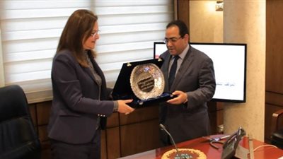 وزيرة التخطيط تكرم الدكتور صالح الشيخ لجهوده في الإصلاح الإداري