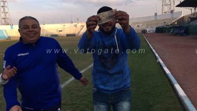 20 جنيها مكافأة لأحد المشجعين بعد فوز غزل المحلة على دمنهور| صور