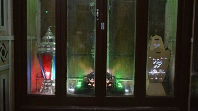 مسجد السيدة زينب يستعد لاستقبال شهر رمضان بالزينة والفوانيس | صور