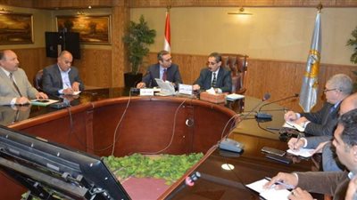 محافظ الغربية يناقش مع رؤساء الأحياء خطة مواجهة الطقس السيئ وفيروس كورونا