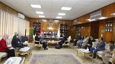 الداودى يناقش آليات تخطيط الطرق والميادين بمدينة قنا | صور