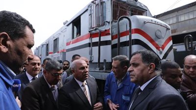 وزير النقل يتفقد ورش الصيانة لمتابعة عمرات الجرارات| صور