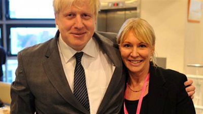 الحضن القاتل.. هل أصيب جونسون بفيروس كورونا بسبب لقائه الوزيرة المصابة؟