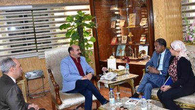 إهداء درع أسوان لمدير برنامج الأغذية العالمى للأمم المتحدة