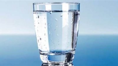 كوب من الماء كل ربع ساعة يحميك من فيروس كورونا