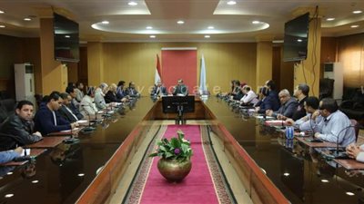 محافظ كفر الشيخ يبحث خطة المشروعات للفئات الأكثر احتياجًا