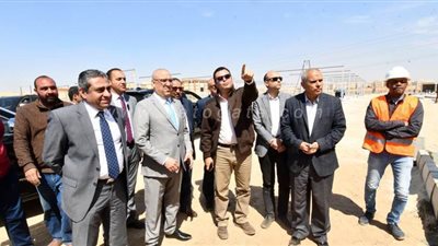 وزير الإسكان: تعظيم الاستفادة من المناطق المحيطة بمحاور الطرق | صور