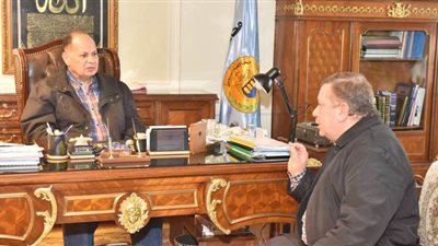 محافظ أسيوط يبحث مشاكل المستثمرين وسبل تنمية المناطق الصناعية