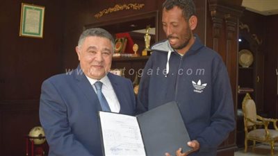 بعد 30 سنة.. محافظ البحر الأحمر يحقق حلم مواطن بتسليمه ترخيصا لبيع الجرائد |صور