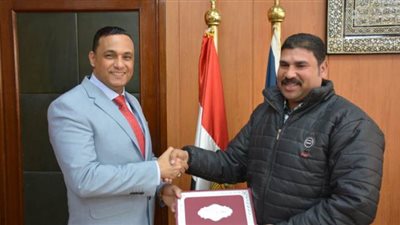 تكريم رئيس الوحدة المحلية لقرية الربع بمركز تمى الأمديد لتميز مستوى النظافة