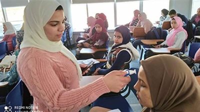 قياس درجات حرارة طلاب جامعة بنها بالعبور ضمن مبادرة 