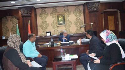 محافظ المنيا يناقش خطة خدمة الفئات الأكثر احتياجا