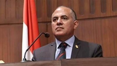 وزير الري يطالب بحملات توعية لمنع إلقاء القمامة في المياه